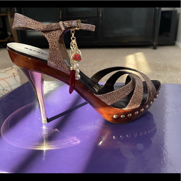 Report Signature Pepper, wood with metal studs and gold heels with charms! 🌶 - Picture 11 of 15